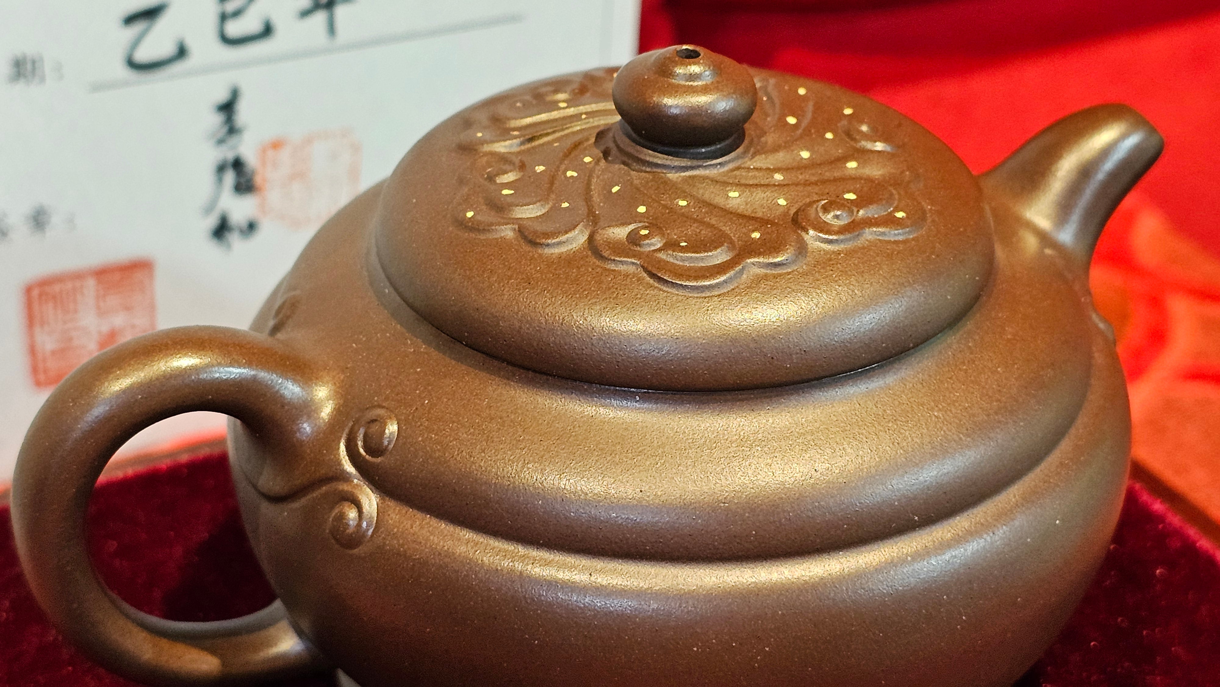 《禅莲宝瓶》"Chan Lian Bao Ping", 215.9ml, High Fired ~ Gao Wen Zi Ni, Ornate Ru Yi Motif Clay Sculpting! with Gold Appliqué! ~ Brand New Design & Crafted by L3A Consummate Master Artist Li Yan Ru ~ Congrats to Mr J.G.! 1235hrs 29th Nov, New Orleans! LA!