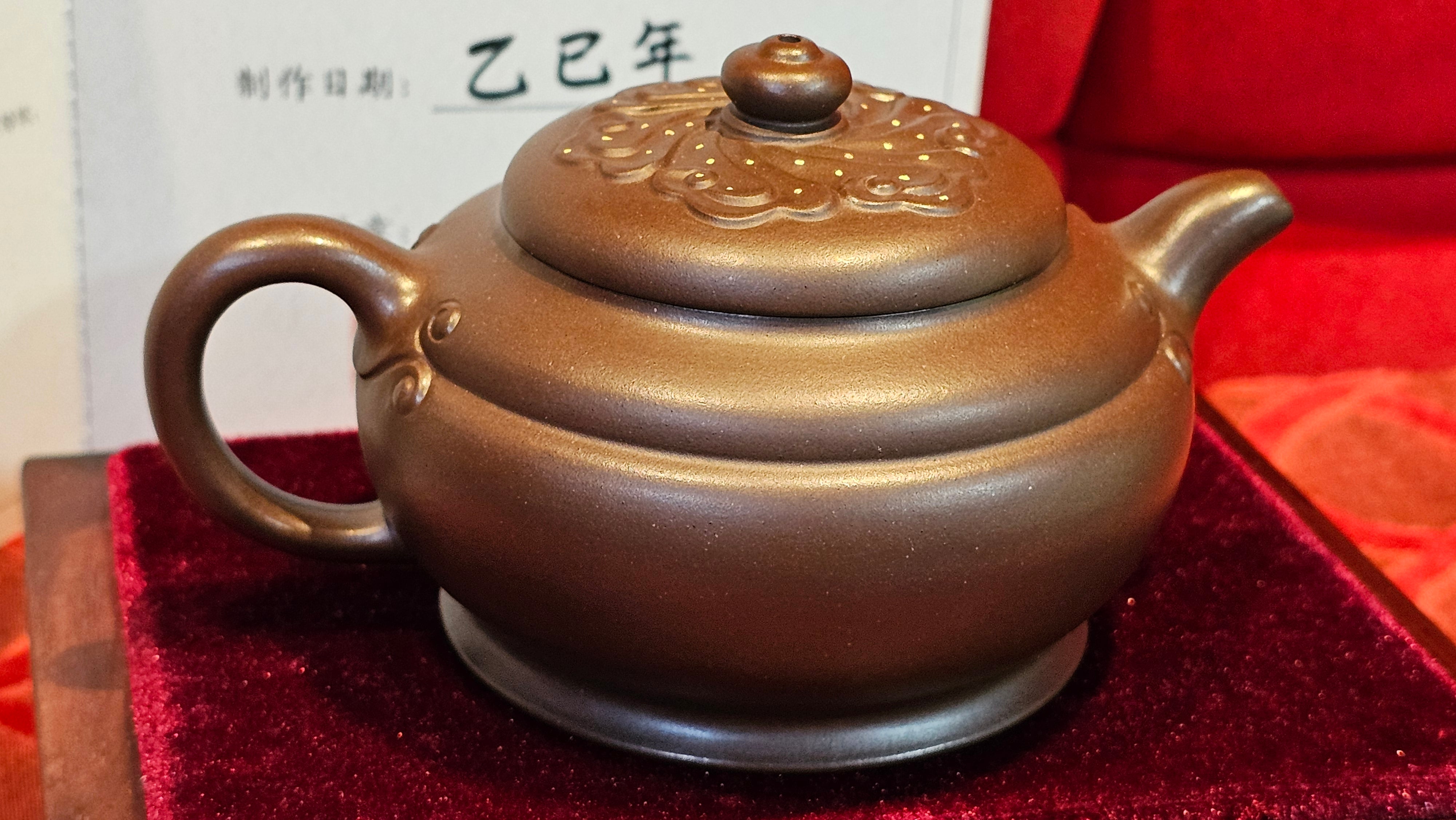 《禅莲宝瓶》"Chan Lian Bao Ping", 215.9ml, High Fired ~ Gao Wen Zi Ni, Ornate Ru Yi Motif Clay Sculpting! with Gold Appliqué! ~ Brand New Design & Crafted by L3A Consummate Master Artist Li Yan Ru ~ Congrats to Mr J.G.! 1235hrs 29th Nov, New Orleans! LA!