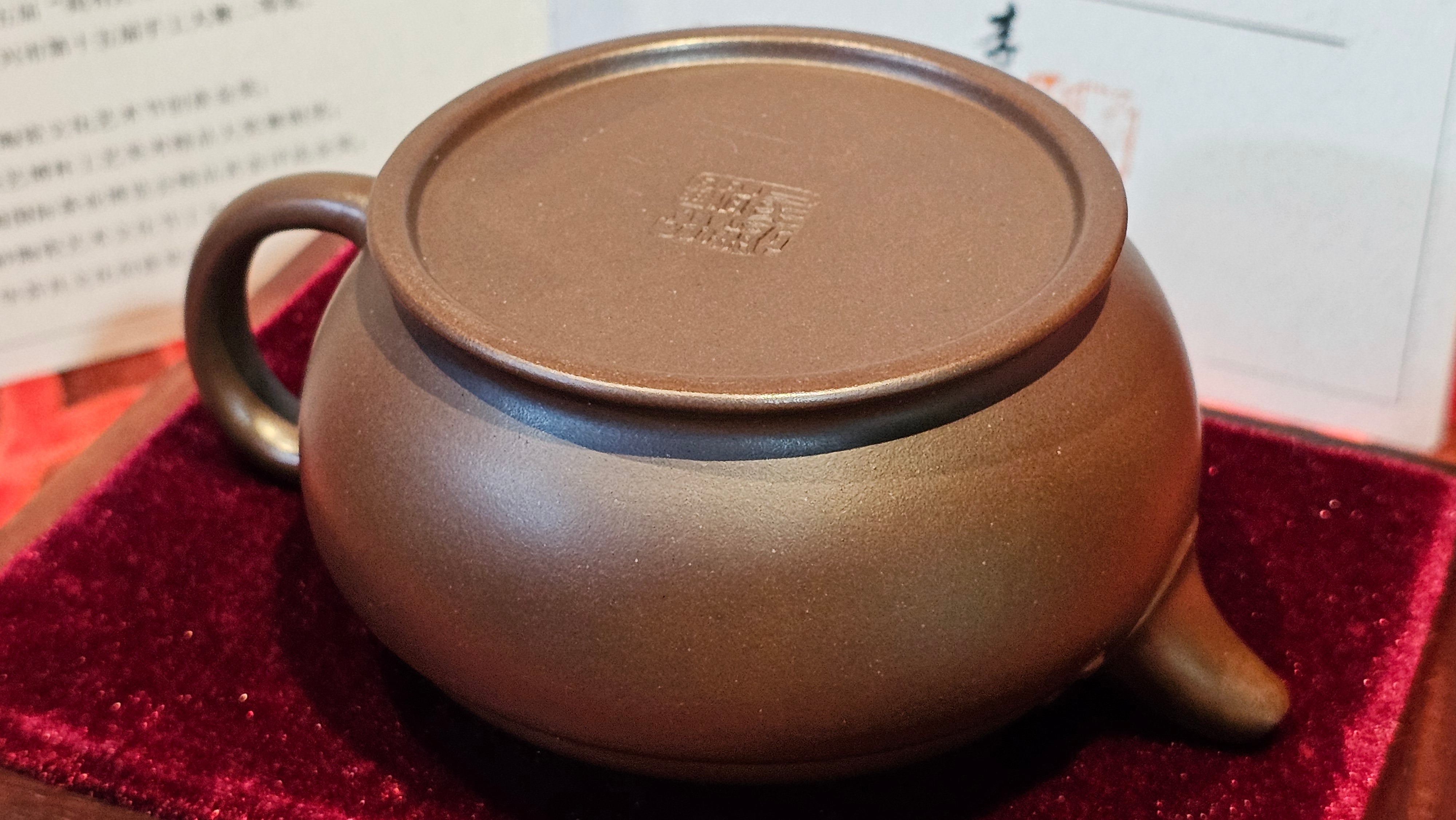 《禅莲宝瓶》"Chan Lian Bao Ping", 215.9ml, High Fired ~ Gao Wen Zi Ni, Ornate Ru Yi Motif Clay Sculpting! with Gold Appliqué! ~ Brand New Design & Crafted by L3A Consummate Master Artist Li Yan Ru ~ Congrats to Mr J.G.! 1235hrs 29th Nov, New Orleans! LA!