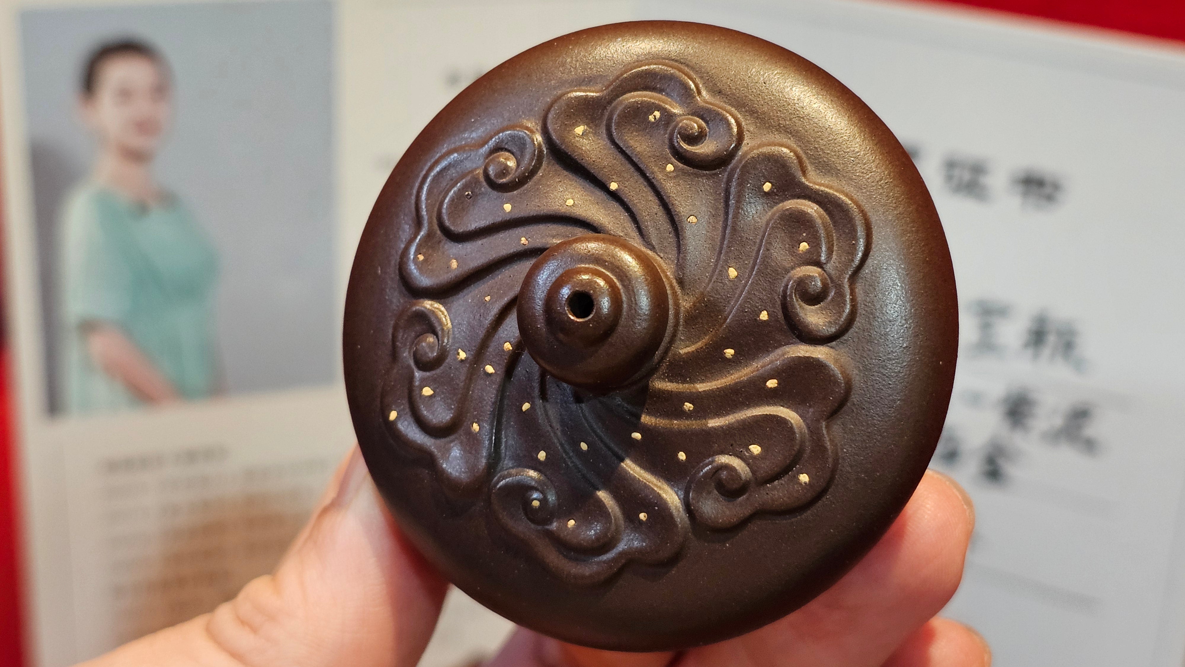 《禅莲宝瓶》"Chan Lian Bao Ping", 215.9ml, High Fired ~ Gao Wen Zi Ni, Ornate Ru Yi Motif Clay Sculpting! with Gold Appliqué! ~ Brand New Design & Crafted by L3A Consummate Master Artist Li Yan Ru ~ Congrats to Mr J.G.! 1235hrs 29th Nov, New Orleans! LA!