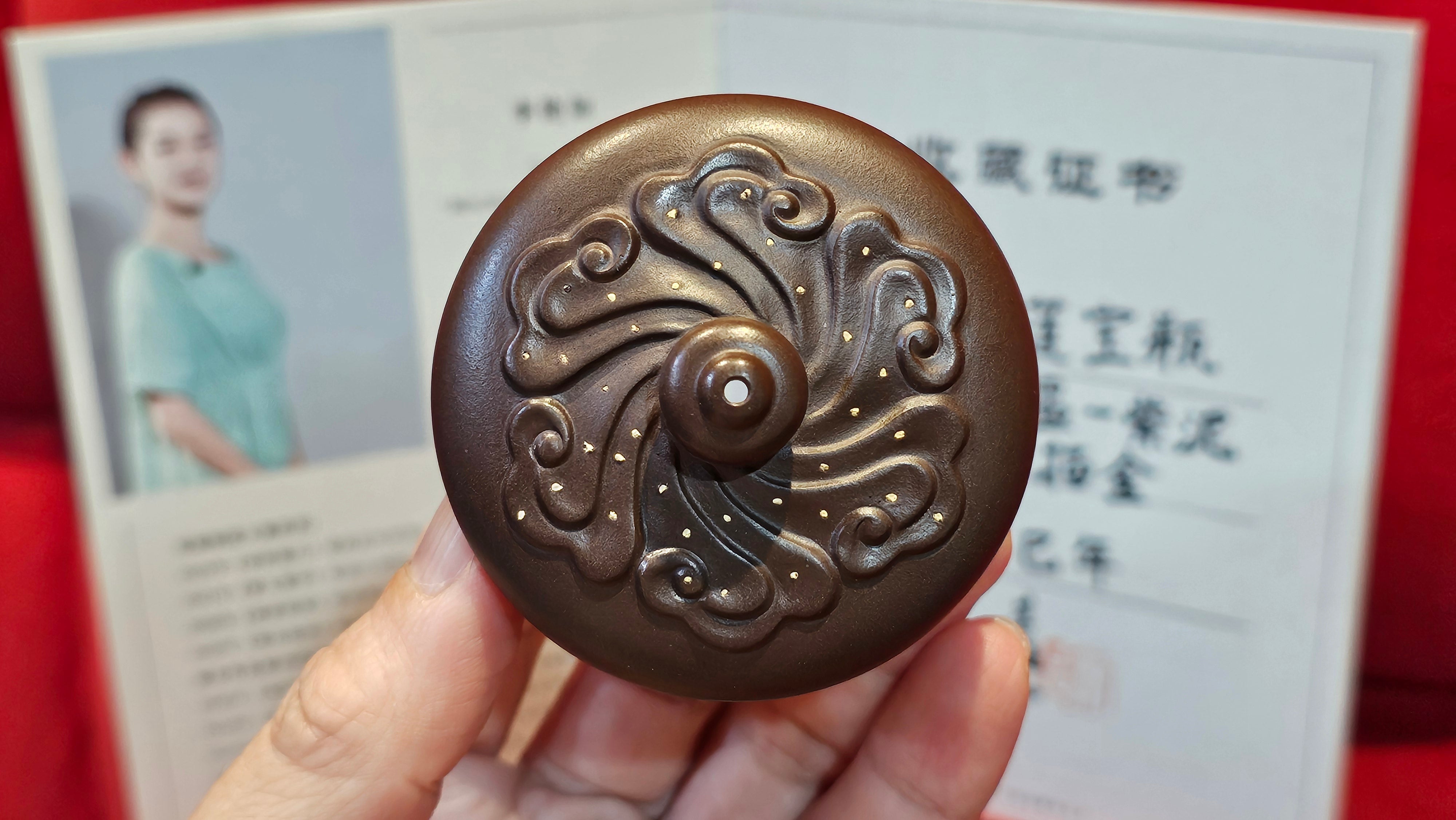 《禅莲宝瓶》"Chan Lian Bao Ping", 215.9ml, High Fired ~ Gao Wen Zi Ni, Ornate Ru Yi Motif Clay Sculpting! with Gold Appliqué! ~ Brand New Design & Crafted by L3A Consummate Master Artist Li Yan Ru ~ Congrats to Mr J.G.! 1235hrs 29th Nov, New Orleans! LA!
