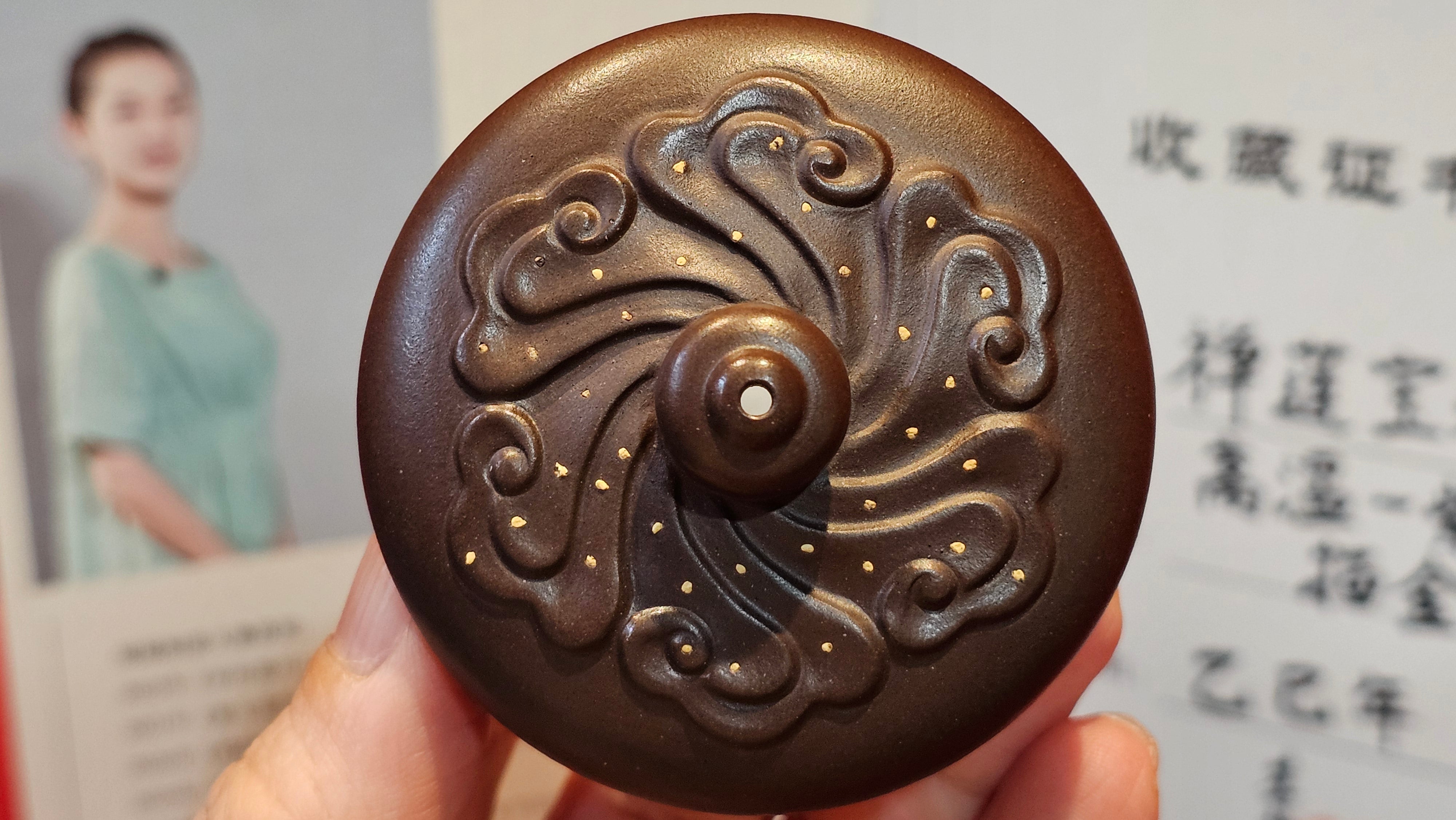 《禅莲宝瓶》"Chan Lian Bao Ping", 215.9ml, High Fired ~ Gao Wen Zi Ni, Ornate Ru Yi Motif Clay Sculpting! with Gold Appliqué! ~ Brand New Design & Crafted by L3A Consummate Master Artist Li Yan Ru ~ Congrats to Mr J.G.! 1235hrs 29th Nov, New Orleans! LA!