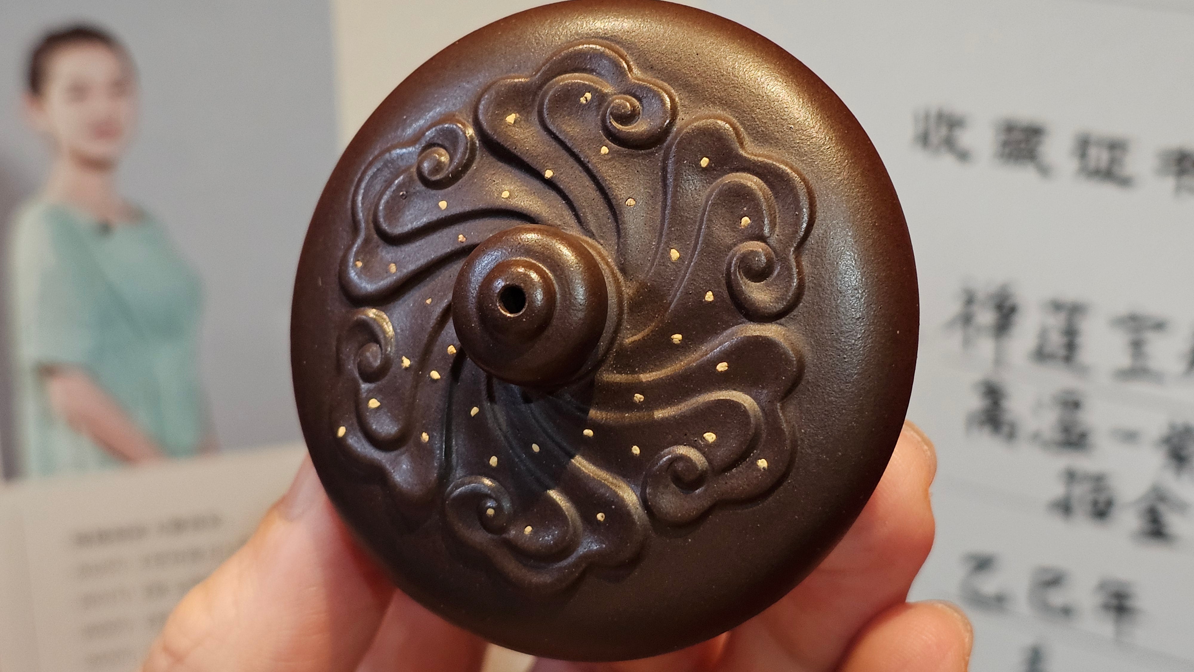 《禅莲宝瓶》"Chan Lian Bao Ping", 215.9ml, High Fired ~ Gao Wen Zi Ni, Ornate Ru Yi Motif Clay Sculpting! with Gold Appliqué! ~ Brand New Design & Crafted by L3A Consummate Master Artist Li Yan Ru ~ Congrats to Mr J.G.! 1235hrs 29th Nov, New Orleans! LA!