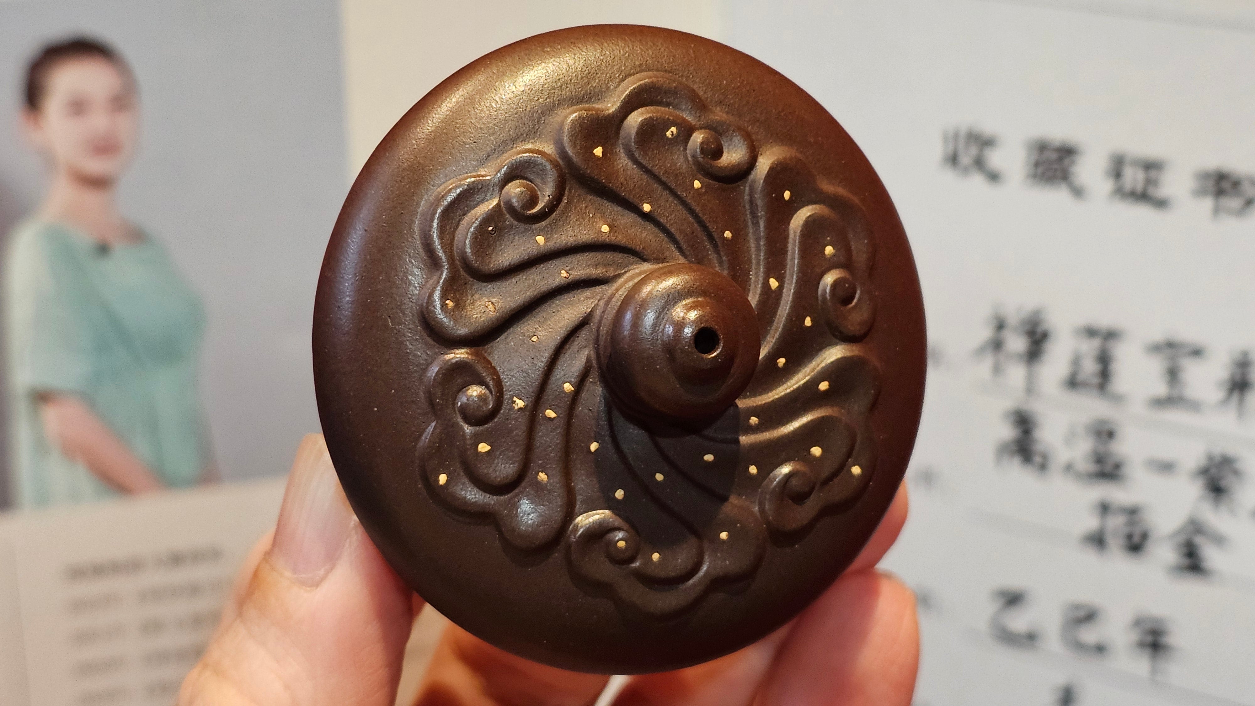 《禅莲宝瓶》"Chan Lian Bao Ping", 215.9ml, High Fired ~ Gao Wen Zi Ni, Ornate Ru Yi Motif Clay Sculpting! with Gold Appliqué! ~ Brand New Design & Crafted by L3A Consummate Master Artist Li Yan Ru ~ Congrats to Mr J.G.! 1235hrs 29th Nov, New Orleans! LA!