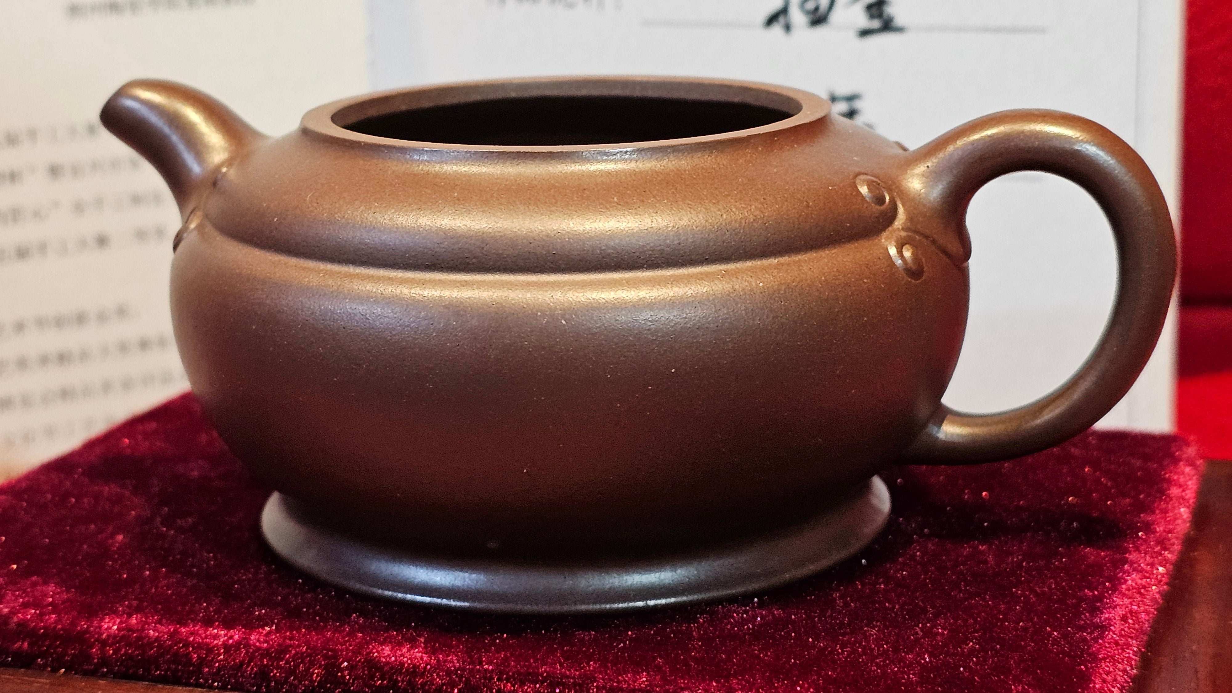 《禅莲宝瓶》"Chan Lian Bao Ping", 215.9ml, High Fired ~ Gao Wen Zi Ni, Ornate Ru Yi Motif Clay Sculpting! with Gold Appliqué! ~ Brand New Design & Crafted by L3A Consummate Master Artist Li Yan Ru ~ Congrats to Mr J.G.! 1235hrs 29th Nov, New Orleans! LA!