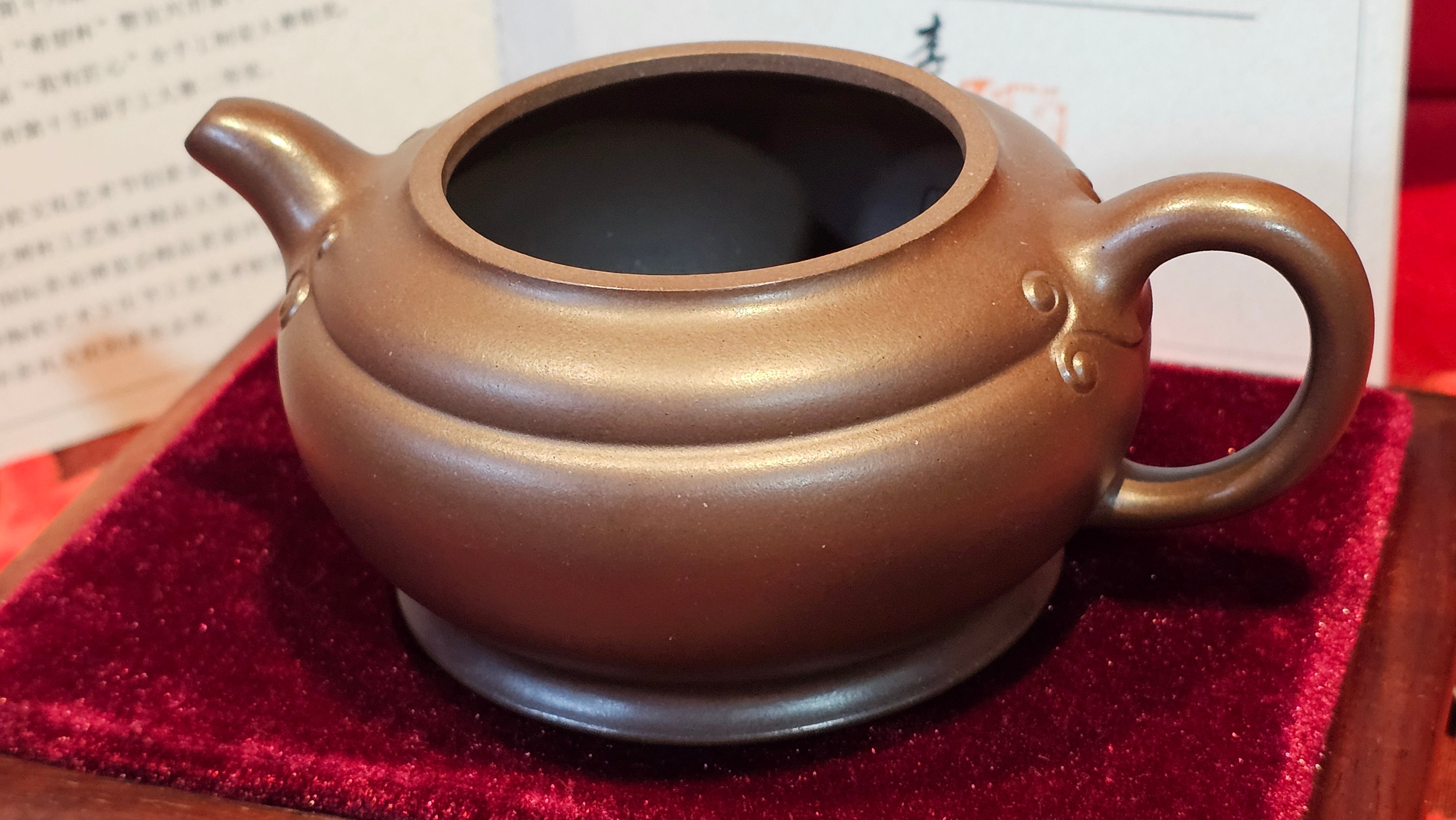 《禅莲宝瓶》"Chan Lian Bao Ping", 215.9ml, High Fired ~ Gao Wen Zi Ni, Ornate Ru Yi Motif Clay Sculpting! with Gold Appliqué! ~ Brand New Design & Crafted by L3A Consummate Master Artist Li Yan Ru ~ Congrats to Mr J.G.! 1235hrs 29th Nov, New Orleans! LA!