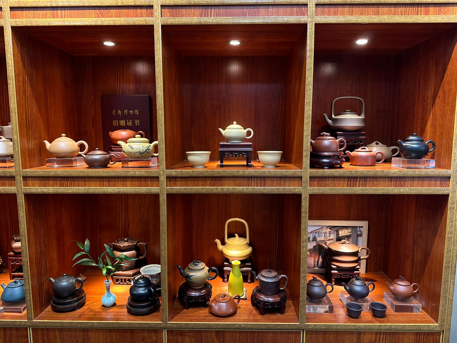 Commissioned ZiSha SET: 薄胎水平 Shui Ping, Thin-Walled, + Two Cups 60ml each, ALL made with Cao Family's 100% BenShan LüNi 本山绿泥, crafted by L4 Assoc Master Artist Zhang Ke 助理工艺美术师, 张轲。- bespoke commissioned for our esteemed patron, Mr L.Tran, in the U.S.
