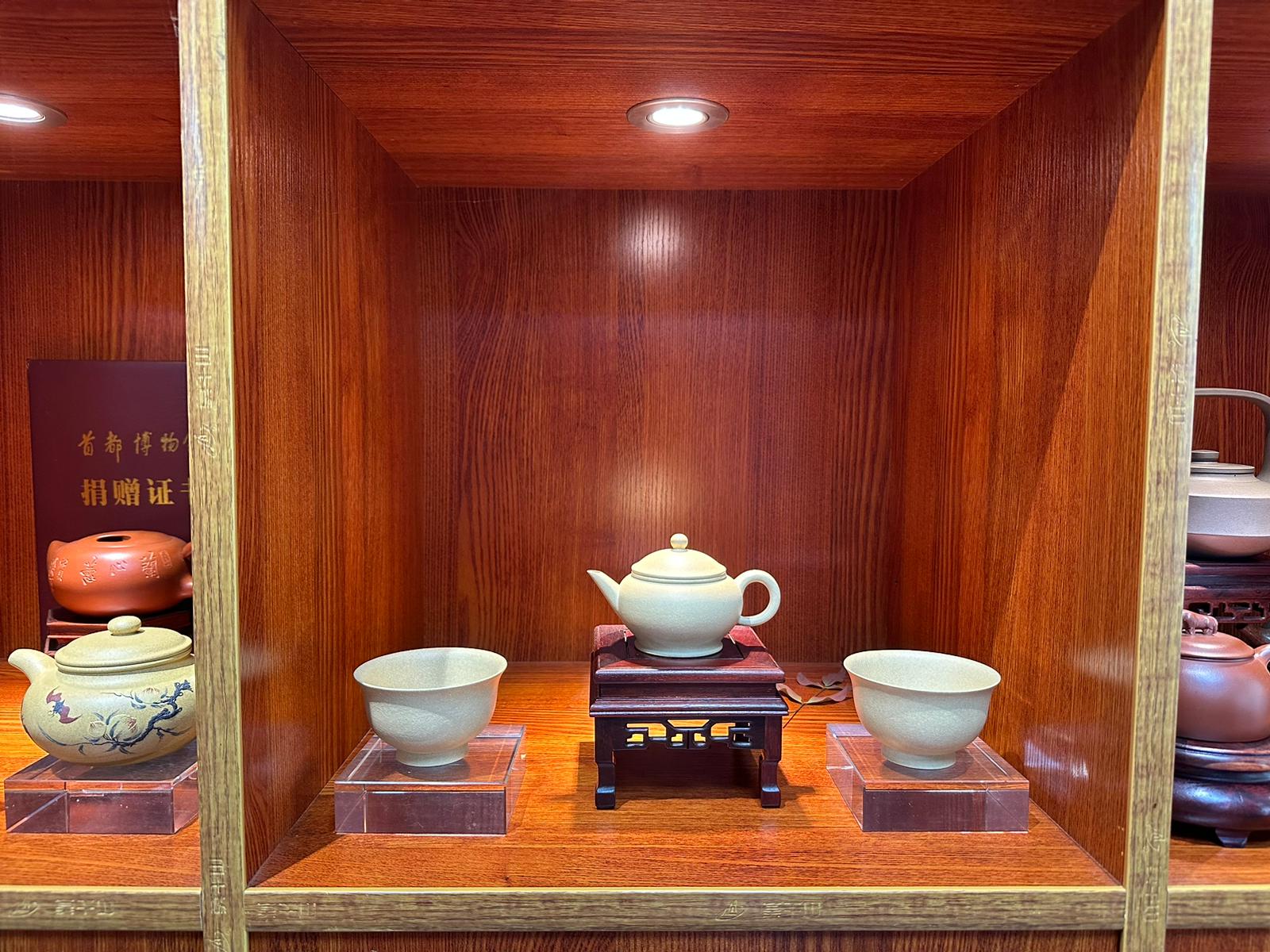 Commissioned ZiSha SET: 薄胎水平 Shui Ping, Thin-Walled, + Two Cups 60ml each, ALL made with Cao Family's 100% BenShan LüNi 本山绿泥, crafted by L4 Assoc Master Artist Zhang Ke 助理工艺美术师, 张轲。- bespoke commissioned for our esteemed patron, Mr L.Tran, in the U.S.
