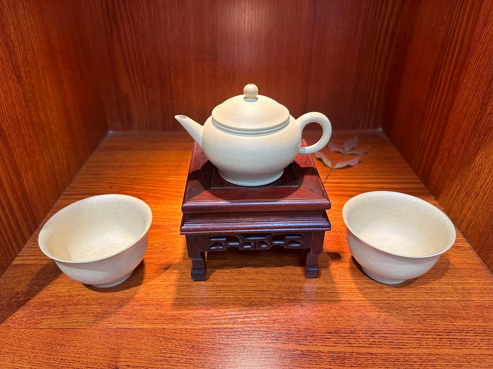Commissioned ZiSha SET: 薄胎水平 Shui Ping, Thin-Walled, + Two Cups 60ml each, ALL made with Cao Family's 100% BenShan LüNi 本山绿泥, crafted by L4 Assoc Master Artist Zhang Ke 助理工艺美术师, 张轲。- bespoke commissioned for our esteemed patron, Mr L.Tran, in the U.S.