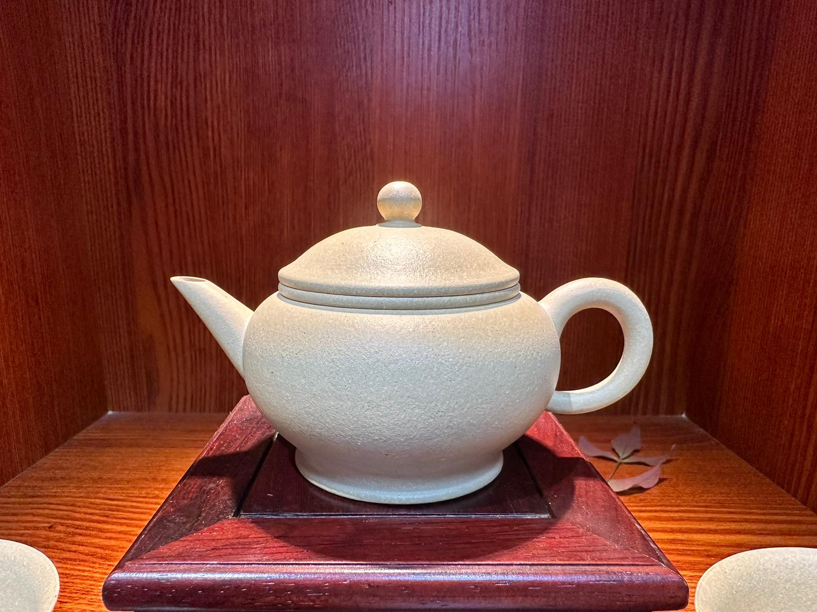 Commissioned ZiSha SET: 薄胎水平 Shui Ping, Thin-Walled, + Two Cups 60ml each, ALL made with Cao Family's 100% BenShan LüNi 本山绿泥, crafted by L4 Assoc Master Artist Zhang Ke 助理工艺美术师, 张轲。- bespoke commissioned for our esteemed patron, Mr L.Tran, in the U.S.