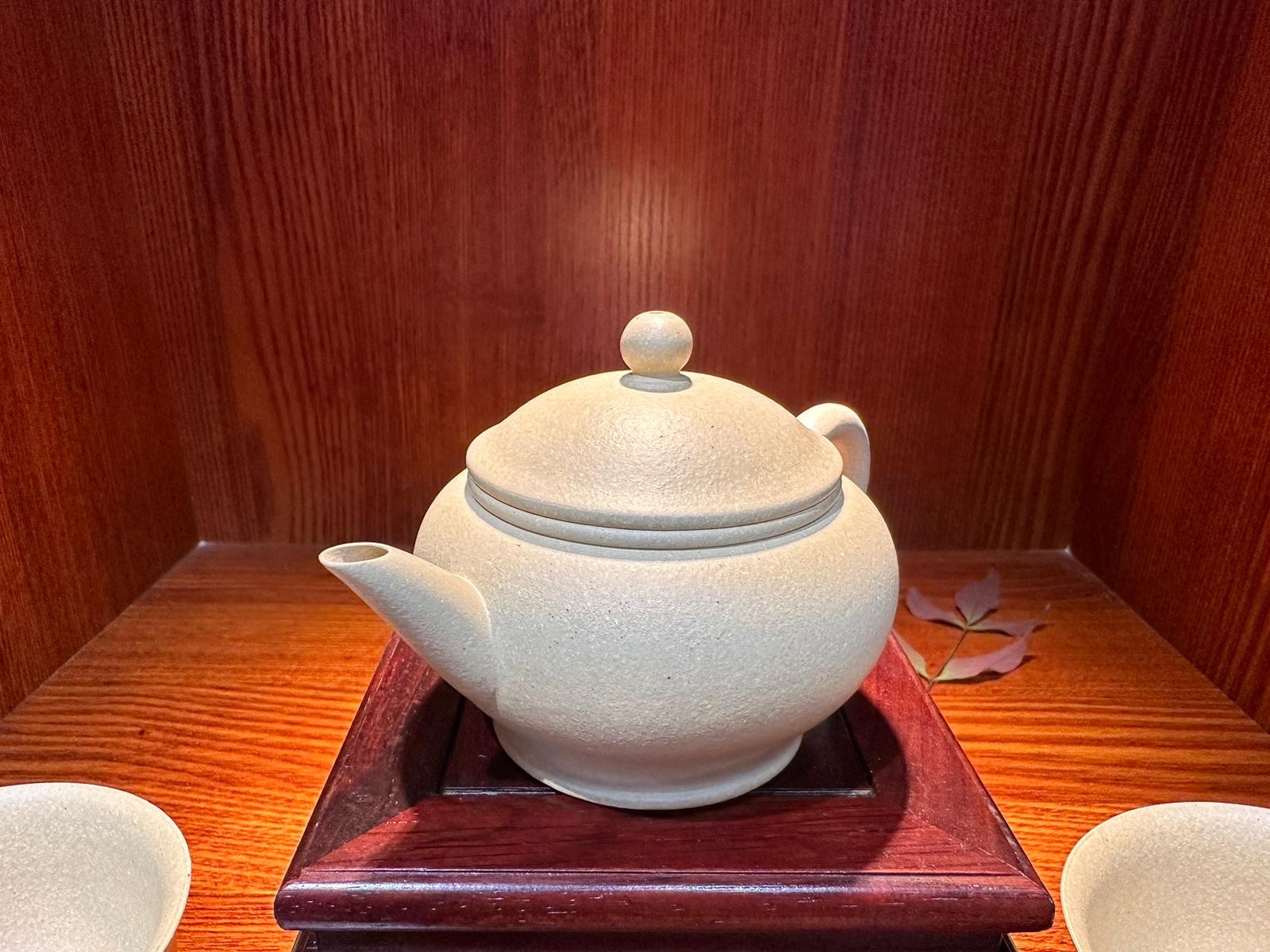 Commissioned ZiSha SET: 薄胎水平 Shui Ping, Thin-Walled, + Two Cups 60ml each, ALL made with Cao Family's 100% BenShan LüNi 本山绿泥, crafted by L4 Assoc Master Artist Zhang Ke 助理工艺美术师, 张轲。- bespoke commissioned for our esteemed patron, Mr L.Tran, in the U.S.