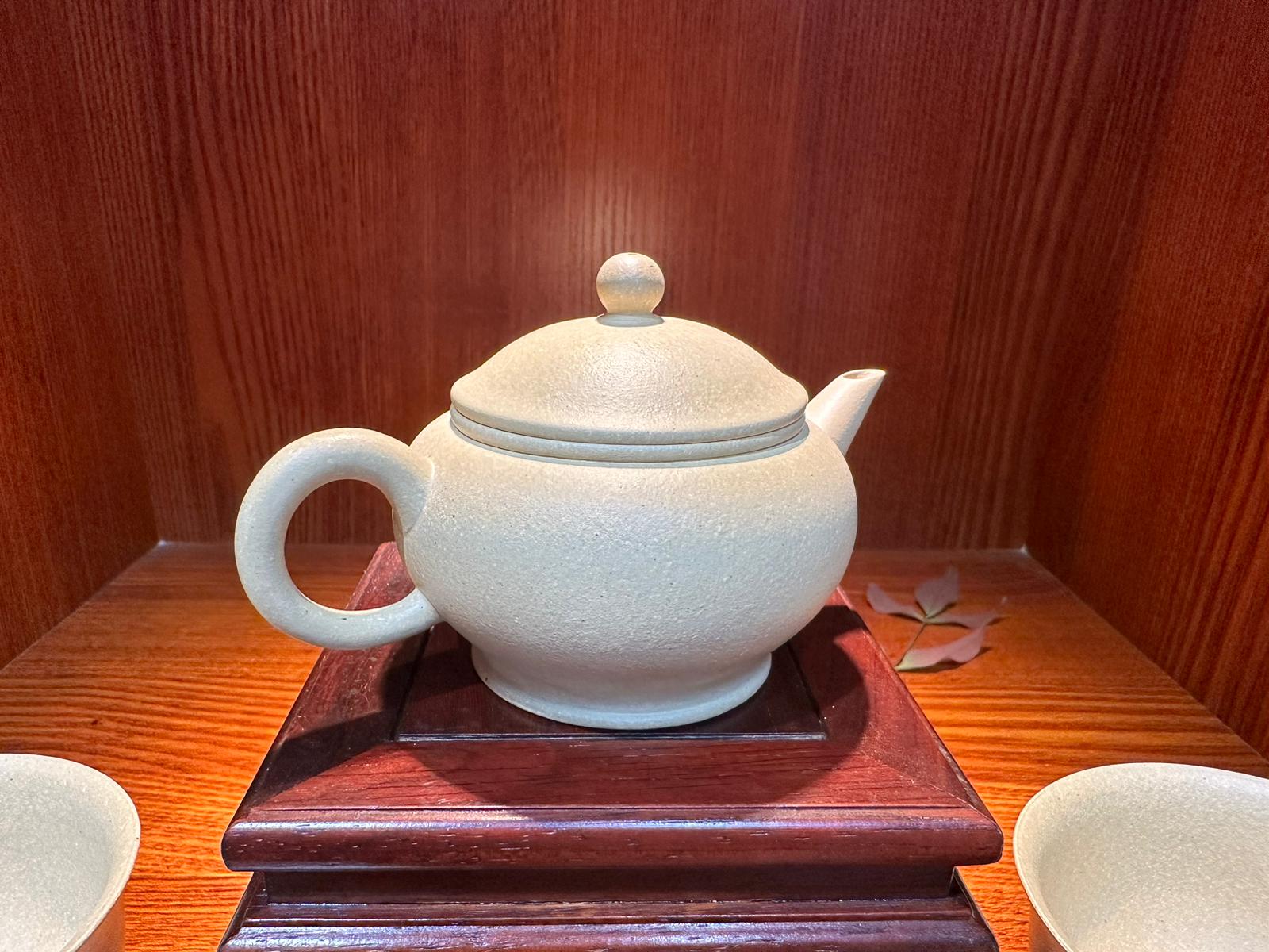 Commissioned ZiSha SET: 薄胎水平 Shui Ping, Thin-Walled, + Two Cups 60ml each, ALL made with Cao Family's 100% BenShan LüNi 本山绿泥, crafted by L4 Assoc Master Artist Zhang Ke 助理工艺美术师, 张轲。- bespoke commissioned for our esteemed patron, Mr L.Tran, in the U.S.