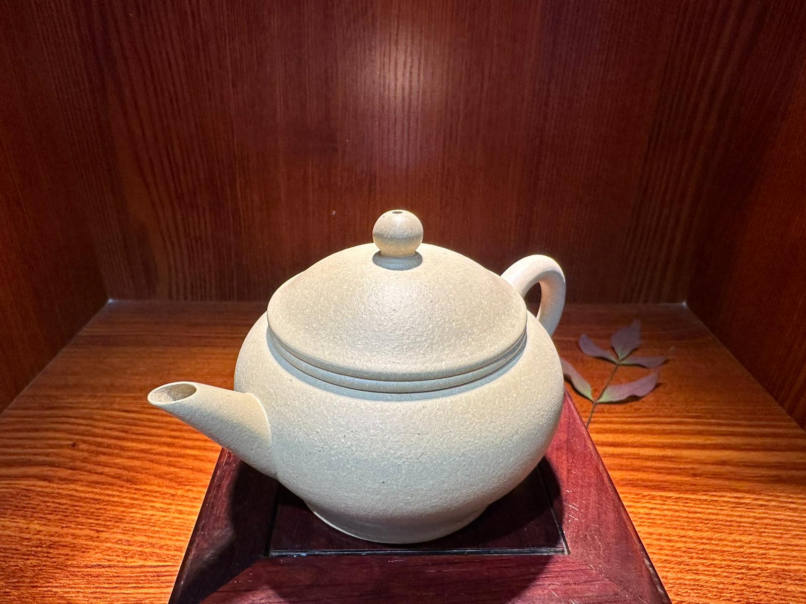 Commissioned ZiSha SET: 薄胎水平 Shui Ping, Thin-Walled, + Two Cups 60ml each, ALL made with Cao Family's 100% BenShan LüNi 本山绿泥, crafted by L4 Assoc Master Artist Zhang Ke 助理工艺美术师, 张轲。- bespoke commissioned for our esteemed patron, Mr L.Tran, in the U.S.