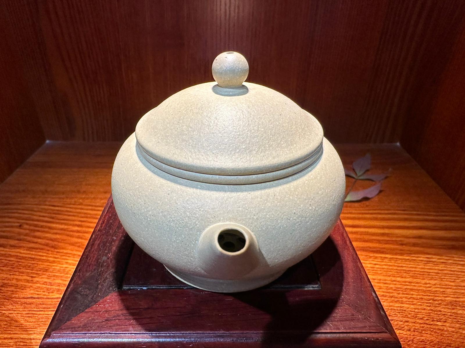 Commissioned ZiSha SET: 薄胎水平 Shui Ping, Thin-Walled, + Two Cups 60ml each, ALL made with Cao Family's 100% BenShan LüNi 本山绿泥, crafted by L4 Assoc Master Artist Zhang Ke 助理工艺美术师, 张轲。- bespoke commissioned for our esteemed patron, Mr L.Tran, in the U.S.