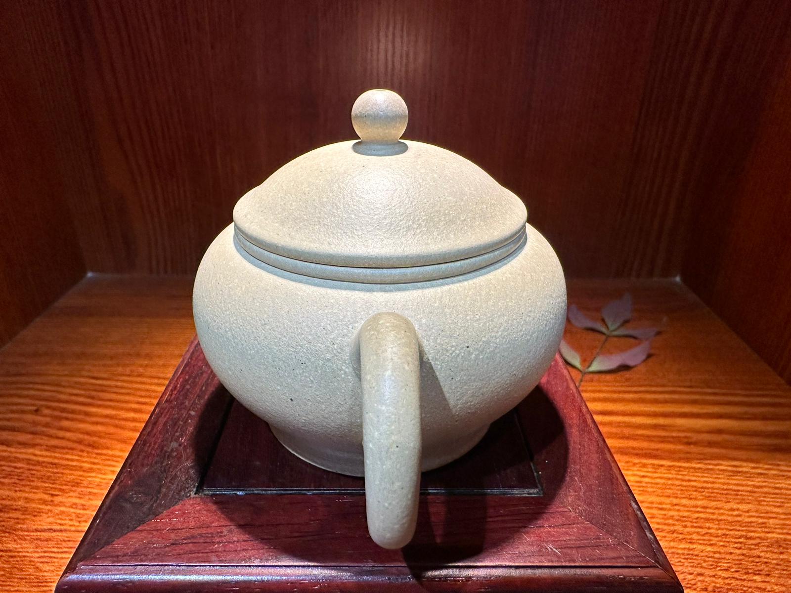 Commissioned ZiSha SET: 薄胎水平 Shui Ping, Thin-Walled, + Two Cups 60ml each, ALL made with Cao Family's 100% BenShan LüNi 本山绿泥, crafted by L4 Assoc Master Artist Zhang Ke 助理工艺美术师, 张轲。- bespoke commissioned for our esteemed patron, Mr L.Tran, in the U.S.