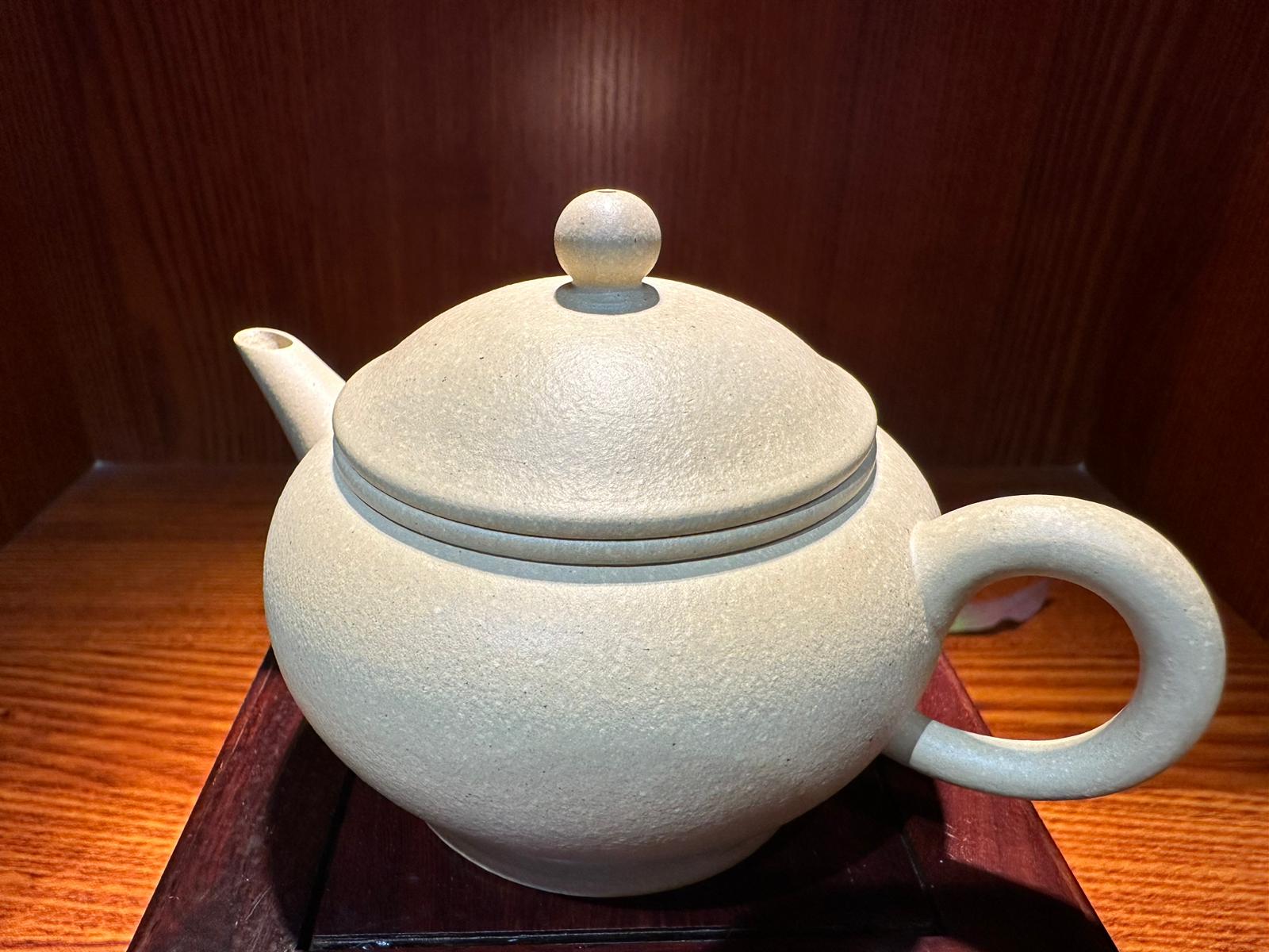 Commissioned ZiSha SET: 薄胎水平 Shui Ping, Thin-Walled, + Two Cups 60ml each, ALL made with Cao Family's 100% BenShan LüNi 本山绿泥, crafted by L4 Assoc Master Artist Zhang Ke 助理工艺美术师, 张轲。- bespoke commissioned for our esteemed patron, Mr L.Tran, in the U.S.