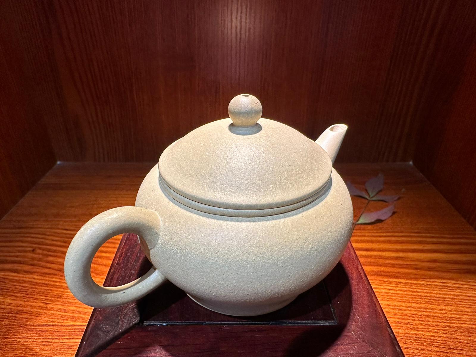 Commissioned ZiSha SET: 薄胎水平 Shui Ping, Thin-Walled, + Two Cups 60ml each, ALL made with Cao Family's 100% BenShan LüNi 本山绿泥, crafted by L4 Assoc Master Artist Zhang Ke 助理工艺美术师, 张轲。- bespoke commissioned for our esteemed patron, Mr L.Tran, in the U.S.