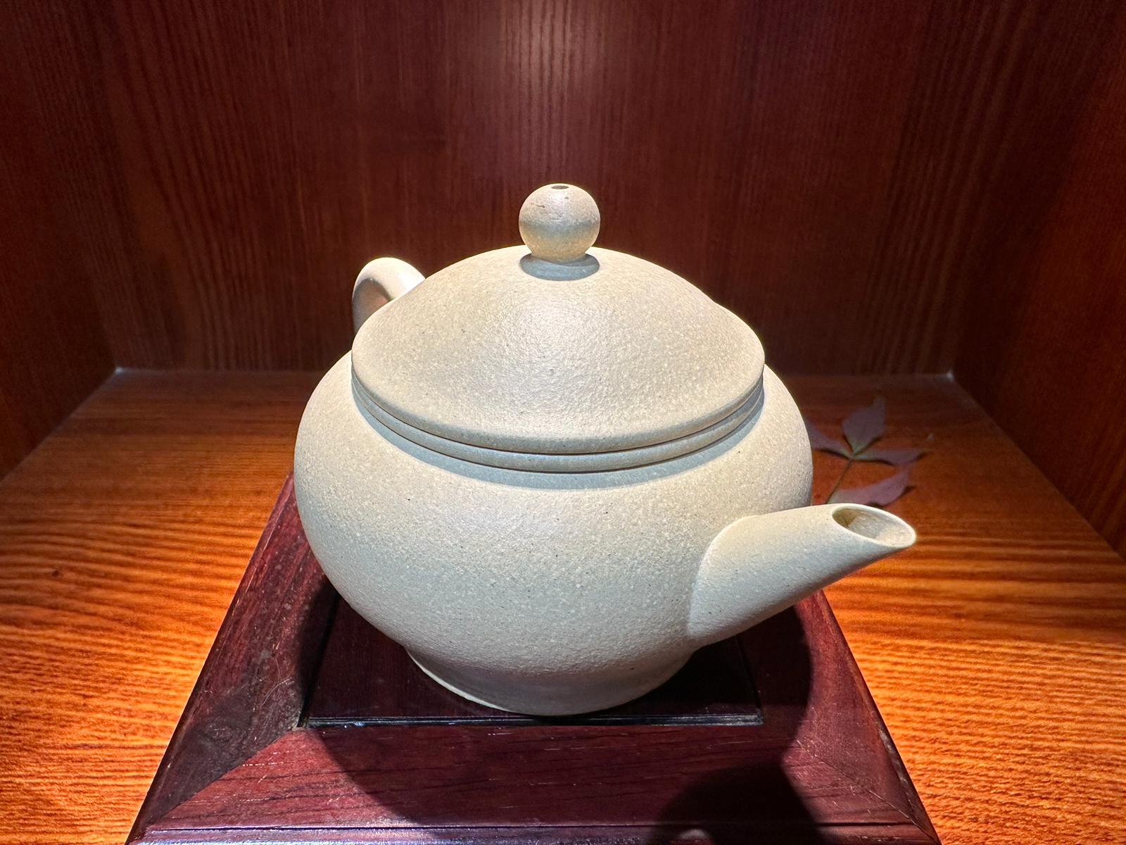 Commissioned ZiSha SET: 薄胎水平 Shui Ping, Thin-Walled, + Two Cups 60ml each, ALL made with Cao Family's 100% BenShan LüNi 本山绿泥, crafted by L4 Assoc Master Artist Zhang Ke 助理工艺美术师, 张轲。- bespoke commissioned for our esteemed patron, Mr L.Tran, in the U.S.