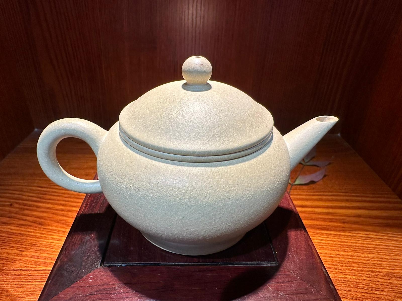 Commissioned ZiSha SET: 薄胎水平 Shui Ping, Thin-Walled, + Two Cups 60ml each, ALL made with Cao Family's 100% BenShan LüNi 本山绿泥, crafted by L4 Assoc Master Artist Zhang Ke 助理工艺美术师, 张轲。- bespoke commissioned for our esteemed patron, Mr L.Tran, in the U.S.