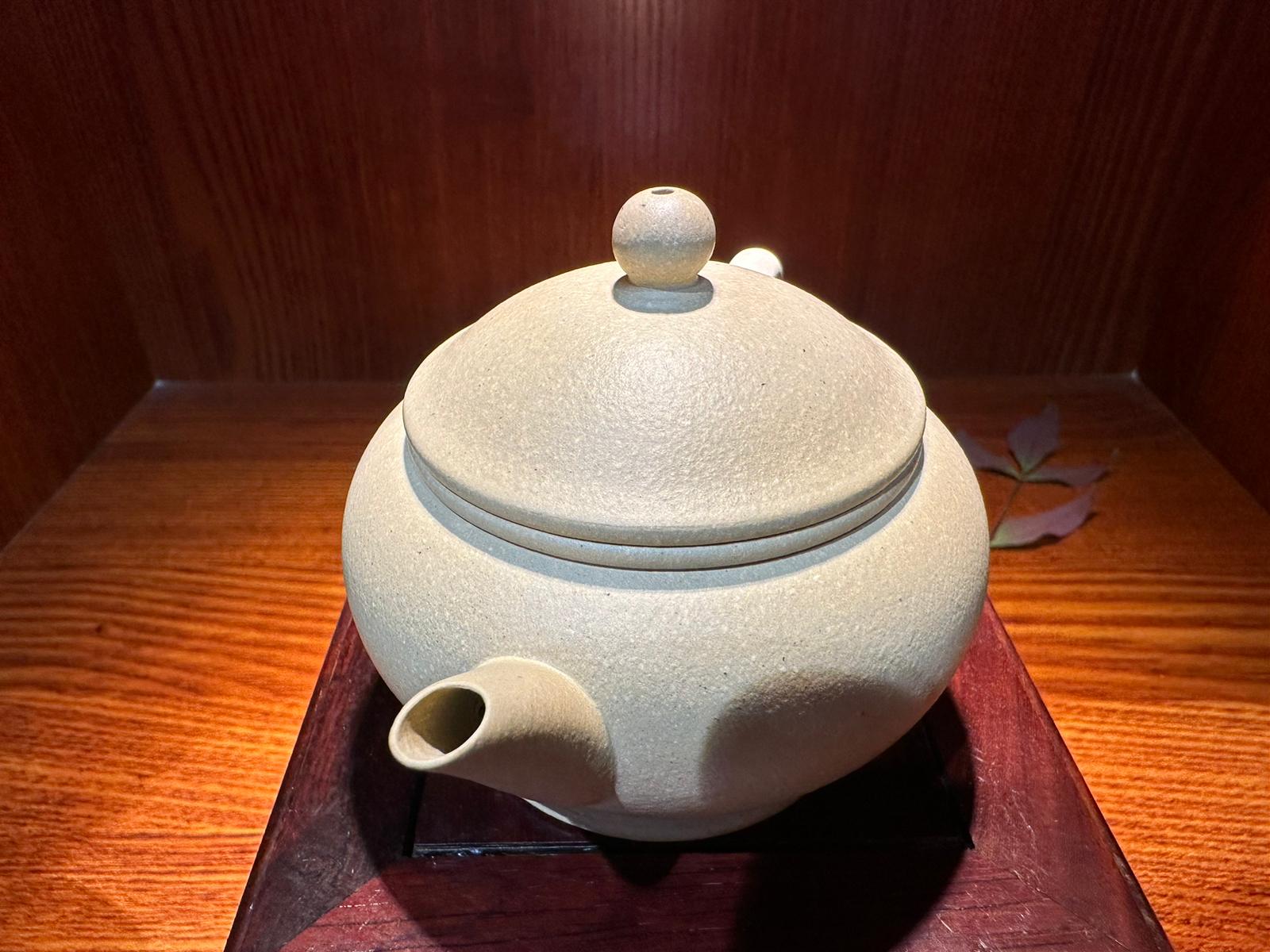 Commissioned ZiSha SET: 薄胎水平 Shui Ping, Thin-Walled, + Two Cups 60ml each, ALL made with Cao Family's 100% BenShan LüNi 本山绿泥, crafted by L4 Assoc Master Artist Zhang Ke 助理工艺美术师, 张轲。- bespoke commissioned for our esteemed patron, Mr L.Tran, in the U.S.