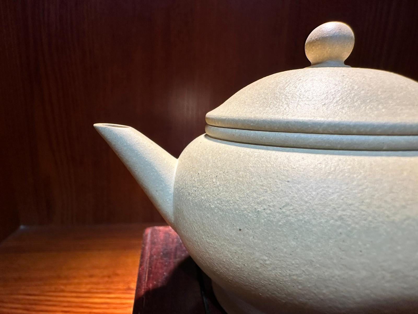 Commissioned ZiSha SET: 薄胎水平 Shui Ping, Thin-Walled, + Two Cups 60ml each, ALL made with Cao Family's 100% BenShan LüNi 本山绿泥, crafted by L4 Assoc Master Artist Zhang Ke 助理工艺美术师, 张轲。- bespoke commissioned for our esteemed patron, Mr L.Tran, in the U.S.