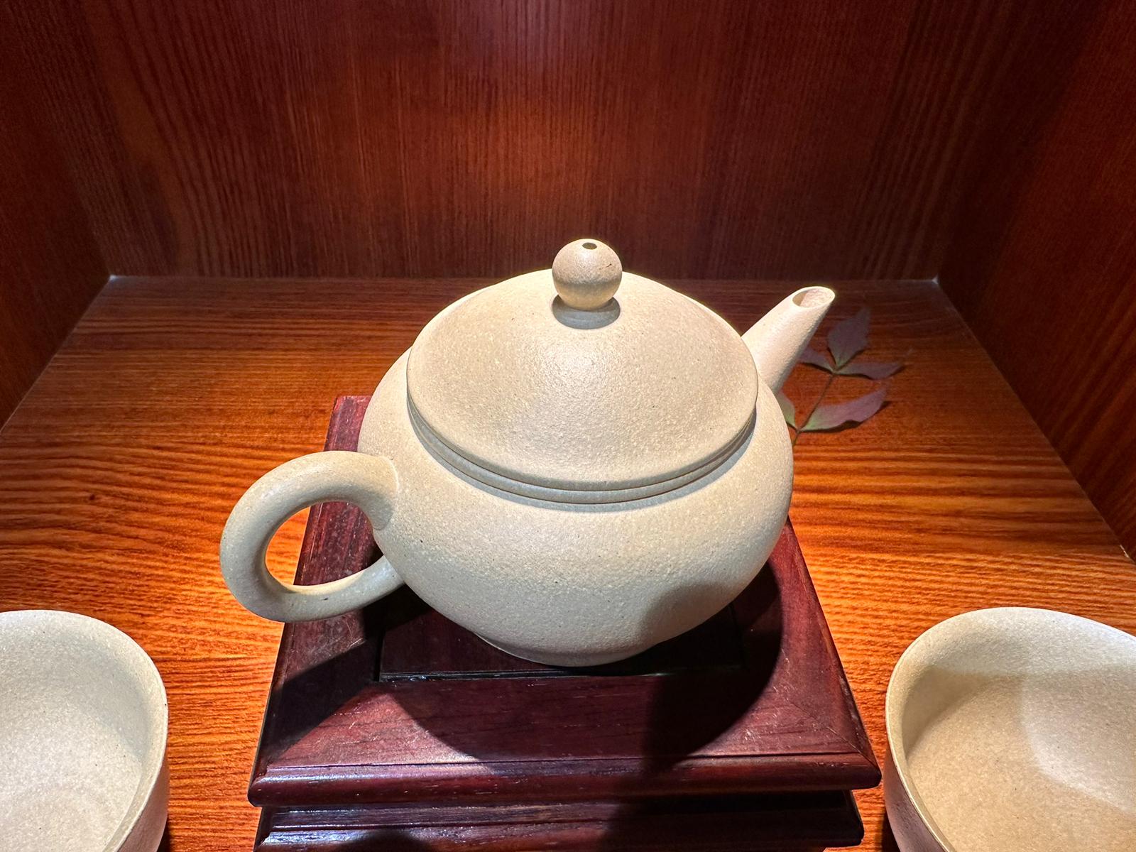 Commissioned ZiSha SET: 薄胎水平 Shui Ping, Thin-Walled, + Two Cups 60ml each, ALL made with Cao Family's 100% BenShan LüNi 本山绿泥, crafted by L4 Assoc Master Artist Zhang Ke 助理工艺美术师, 张轲。- bespoke commissioned for our esteemed patron, Mr L.Tran, in the U.S.