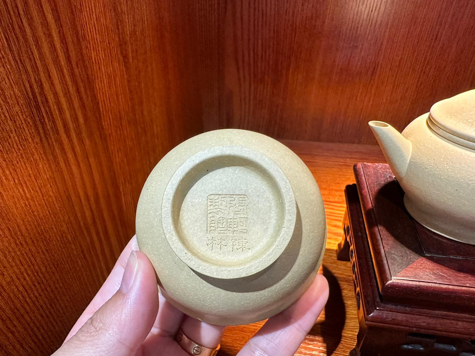 Commissioned ZiSha SET: 薄胎水平 Shui Ping, Thin-Walled, + Two Cups 60ml each, ALL made with Cao Family's 100% BenShan LüNi 本山绿泥, crafted by L4 Assoc Master Artist Zhang Ke 助理工艺美术师, 张轲。- bespoke commissioned for our esteemed patron, Mr L.Tran, in the U.S.