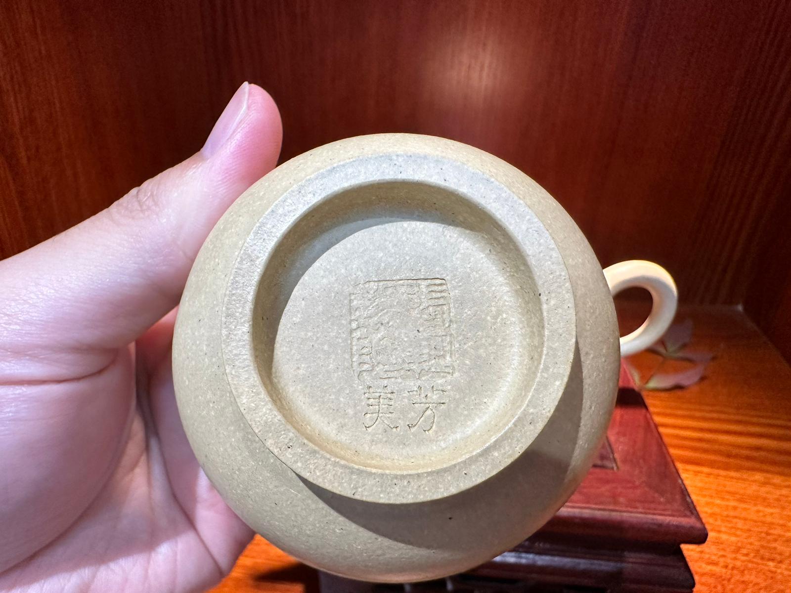 Commissioned ZiSha SET: 薄胎水平 Shui Ping, Thin-Walled, + Two Cups 60ml each, ALL made with Cao Family's 100% BenShan LüNi 本山绿泥, crafted by L4 Assoc Master Artist Zhang Ke 助理工艺美术师, 张轲。- bespoke commissioned for our esteemed patron, Mr L.Tran, in the U.S.