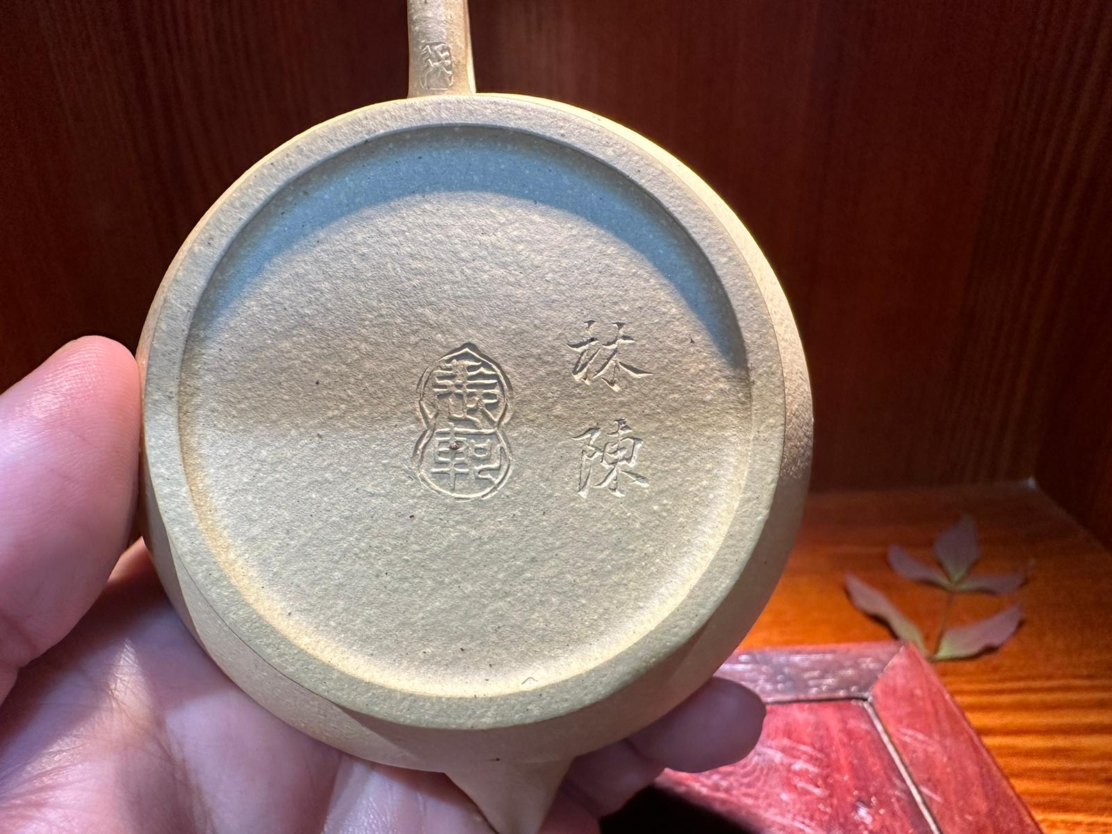 Commissioned ZiSha SET: 薄胎水平 Shui Ping, Thin-Walled, + Two Cups 60ml each, ALL made with Cao Family's 100% BenShan LüNi 本山绿泥, crafted by L4 Assoc Master Artist Zhang Ke 助理工艺美术师, 张轲。- bespoke commissioned for our esteemed patron, Mr L.Tran, in the U.S.