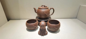 Commissioned work for Mr and Mrs Phuong Nguyen in Arizona: ZiSha work WORLD'S FIRST "Qian He" SET: Pot with 2 Cups and a Tea Pet: Huang Long Yuan's National Authenticated 4th Quarry Di Cao Qing, crafted by Senior Consummate Master Lu Xue Feng 高级振兴技艺师～路学峰。