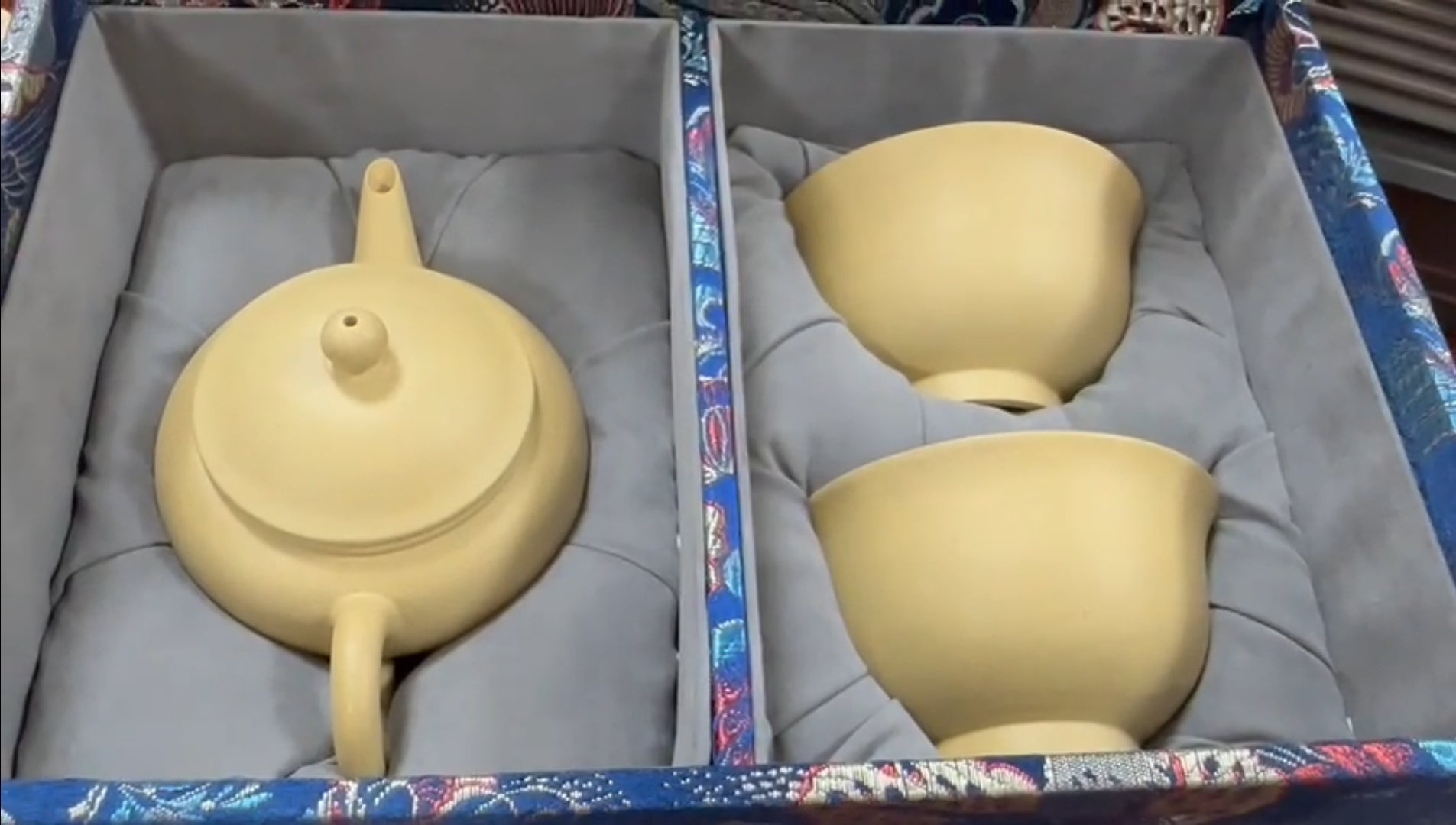 Commissioned ZiSha SET: 薄胎水平 Shui Ping, Thin-Walled, + Two Cups 60ml each, ALL made with Cao Family's 100% BenShan LüNi 本山绿泥, crafted by L4 Assoc Master Artist Zhang Ke 助理工艺美术师, 张轲。- bespoke commissioned for our esteemed patron, Mr L.Tran, in the U.S.