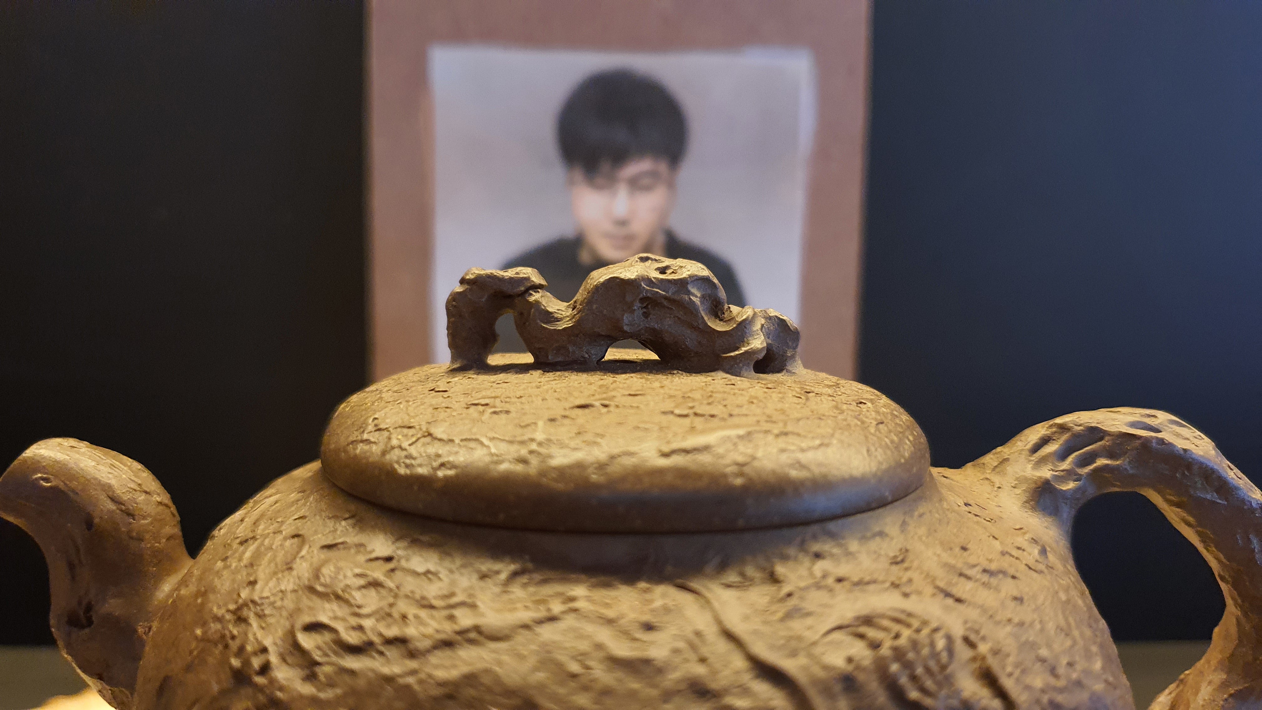 World's First 隐龙供春 "Shrouded Dragon GongChun" by HuaQi Ornate Pot Prodigy L4 Zhang Xue Lei 张雪磊, 助理工艺美术师。