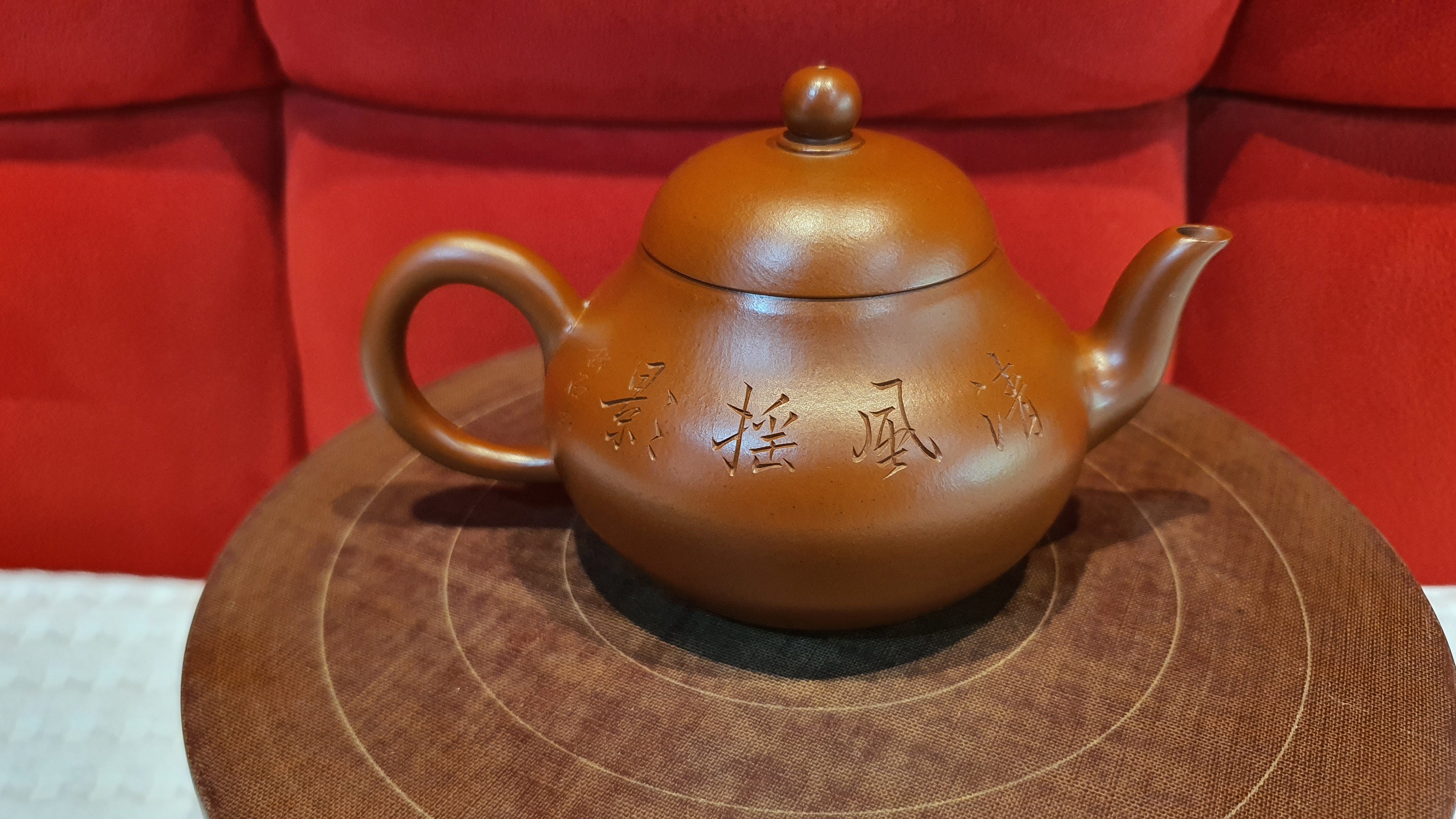 Li Xing 梨形, with Engraving (Bamboo) 带刻绘(竹), XiaoMeiYao ZhuNi 小煤窑朱泥, 140ml, made by Craftslady Xu Quan Fang 许全芳。
