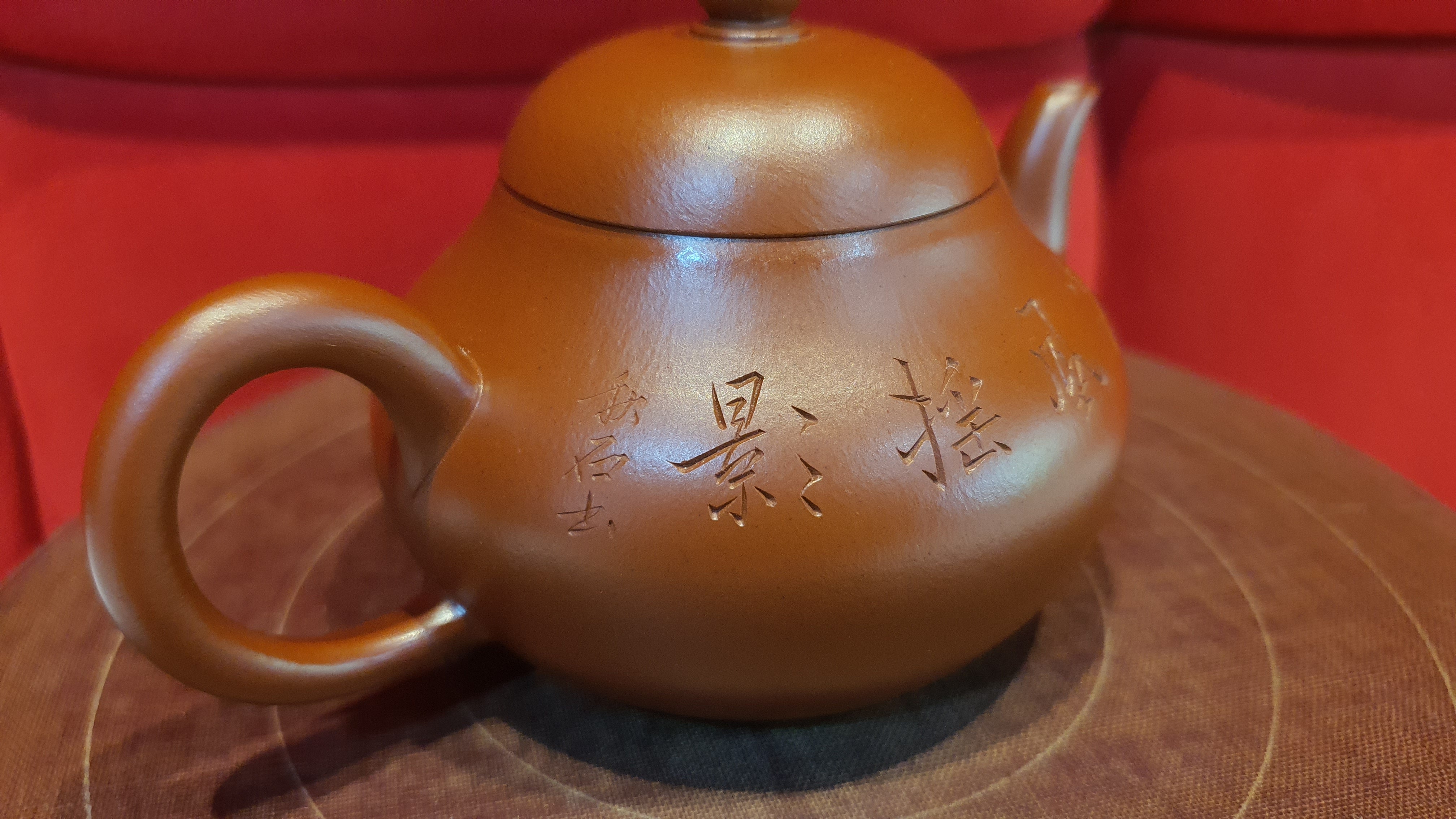 Li Xing 梨形, with Engraving (Bamboo) 带刻绘(竹), XiaoMeiYao ZhuNi 小煤窑朱泥, 140ml, made by Craftslady Xu Quan Fang 许全芳。