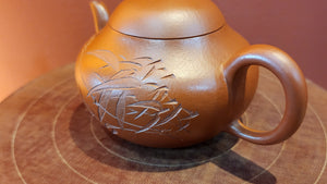 Li Xing 梨形, XiaoMeiYao ZhuNi 小煤窑朱泥, by our collaborative Craftsman Zhao Xiao Wei 赵小卫。Bamboo engraving and Calligraphy inscription by L4 Assoc Master Artist Xing Su 行素。