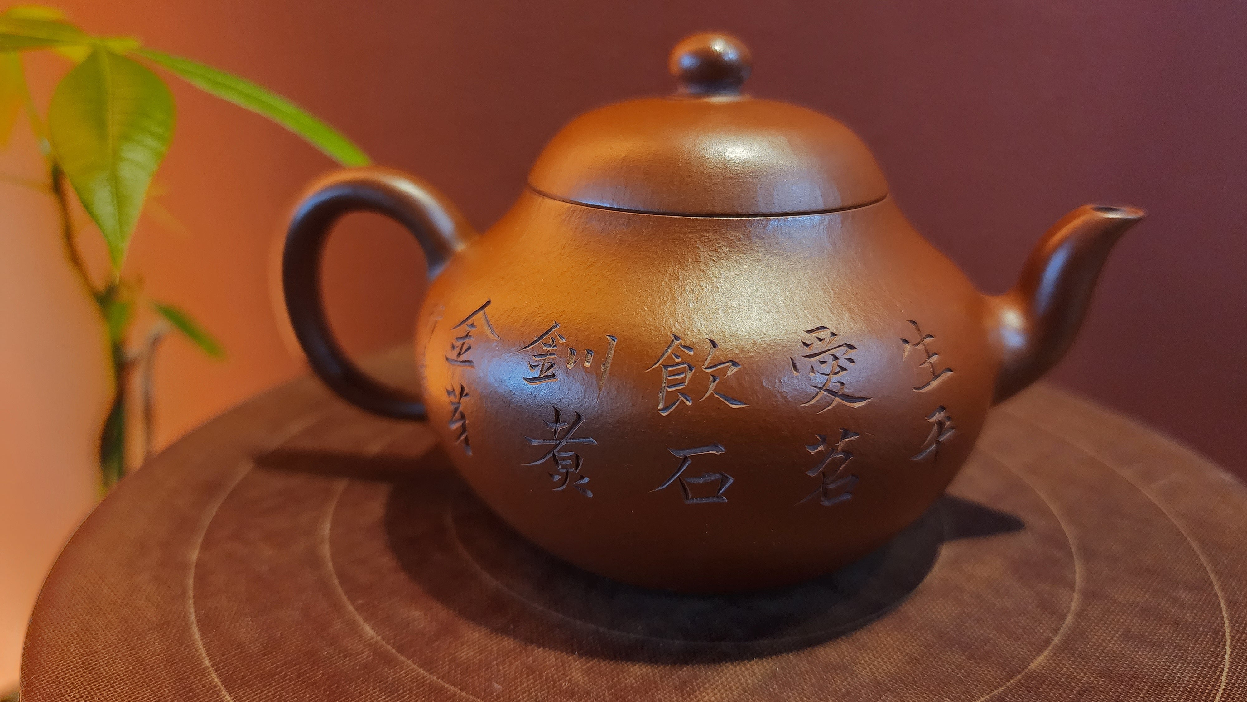 Li Xing 梨形, XiaoMeiYao ZhuNi 小煤窑朱泥, by our collaborative Craftsman Zhao Xiao Wei 赵小卫。Bamboo engraving and Calligraphy inscription by L4 Assoc Master Artist Xing Su 行素。135ml.