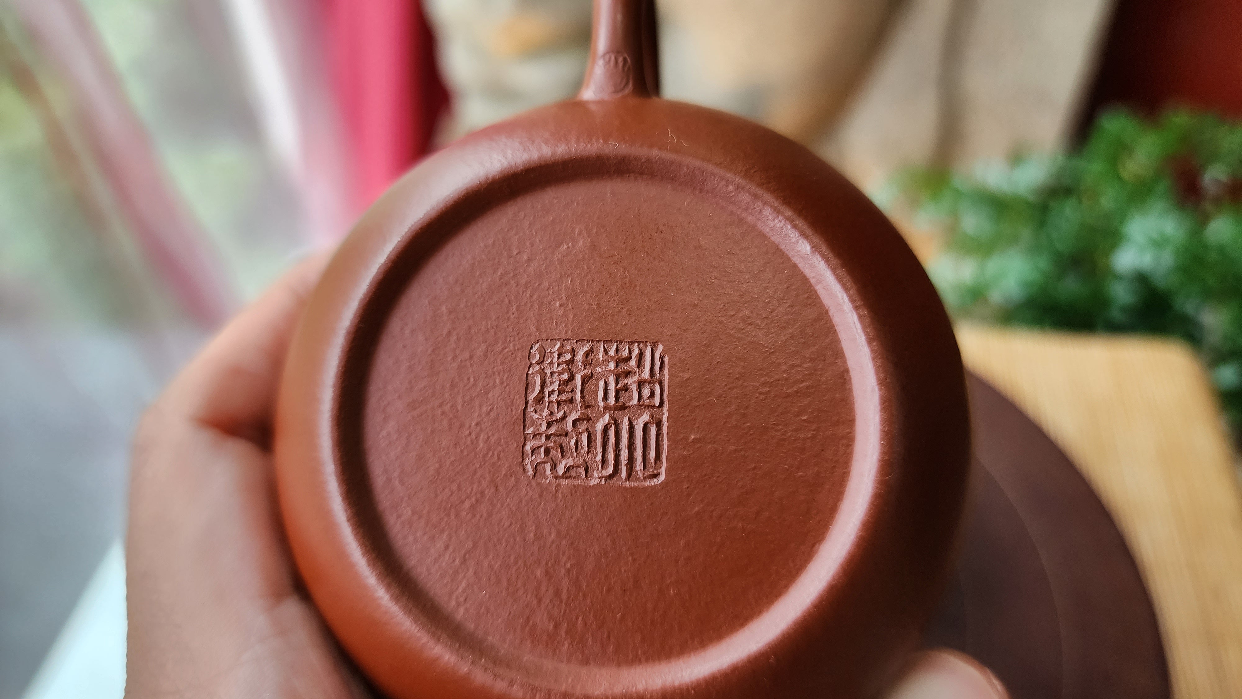 Li Xing 梨形, XiaoMeiYao ZhuNi 小煤窑朱泥, by our collaborative Craftsman Zhao Xiao Wei 赵小卫。Bamboo engraving and Calligraphy inscription by L4 Assoc Master Artist Xing Su 行素。135ml.