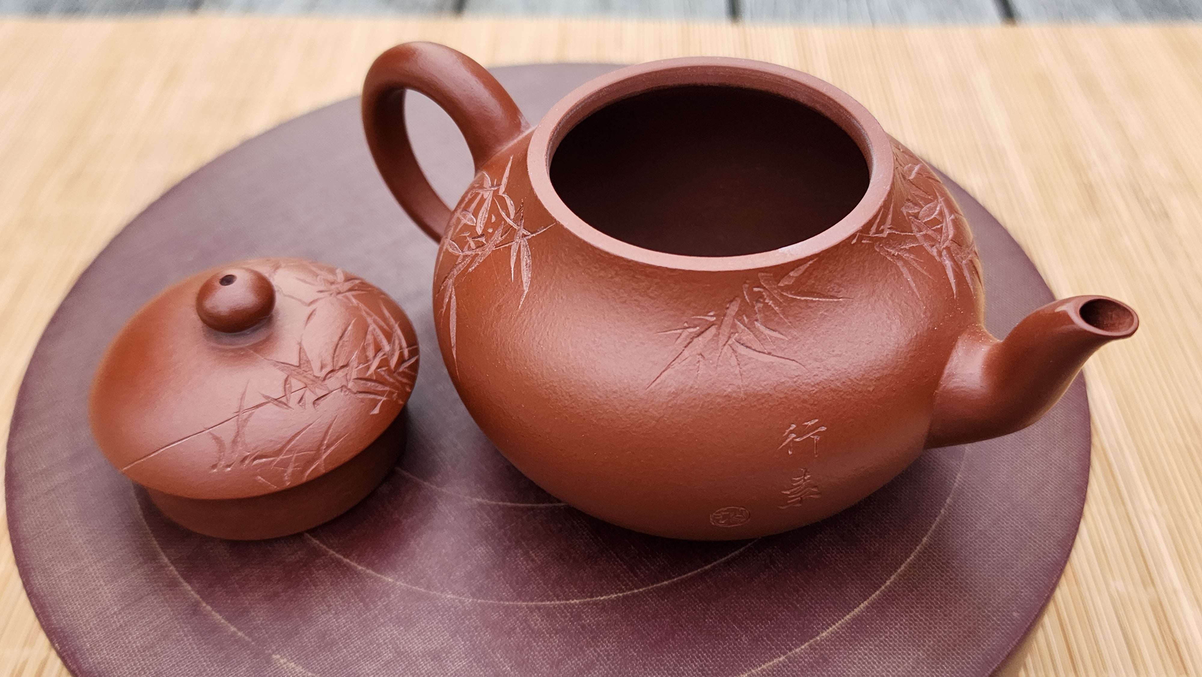 Li Xing 梨形, XiaoMeiYao ZhuNi 小煤窑朱泥, by our collaborative Craftsman Zhao Xiao Wei 赵小卫。Bamboo engraving and Calligraphy inscription by L4 Assoc Master Artist Xing Su 行素。146ml.