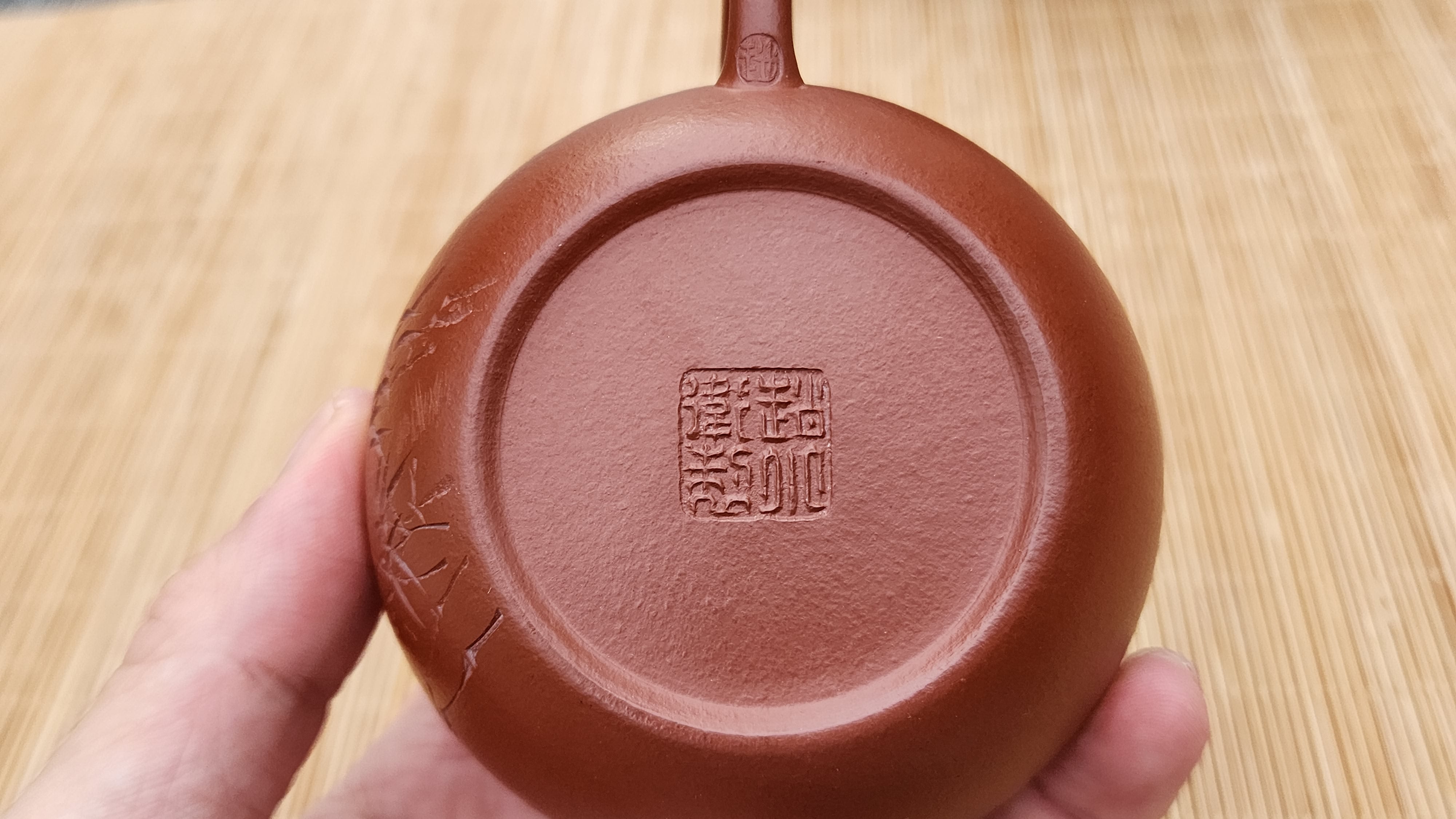 Li Xing 梨形, XiaoMeiYao ZhuNi 小煤窑朱泥, by our collaborative Craftsman Zhao Xiao Wei 赵小卫。Bamboo engraving and Calligraphy inscription by L4 Assoc Master Artist Xing Su 行素。146ml.